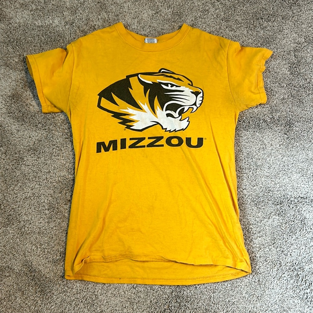 Yellow Gildan Mizzou Tshirt, size small